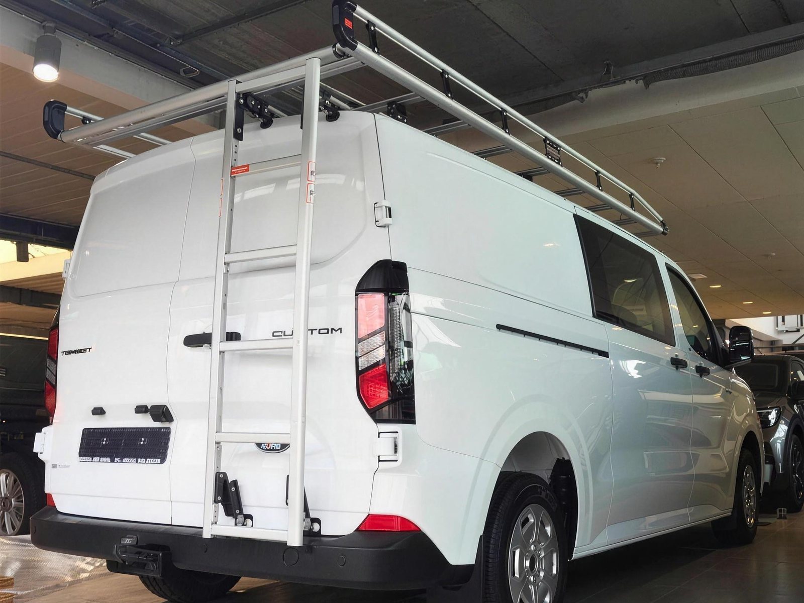 AluRack Aluminium-Dachträger mit Leiterrolle auf einem Kastenwagen