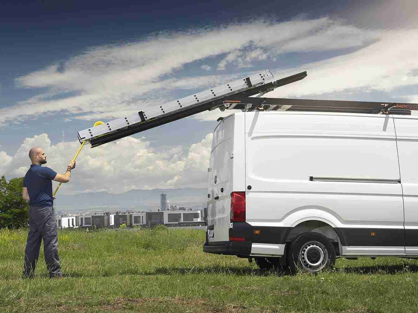 ErgoRack Leiterlift: Leiter wird seitlich vom Transporterdach abgesenkt