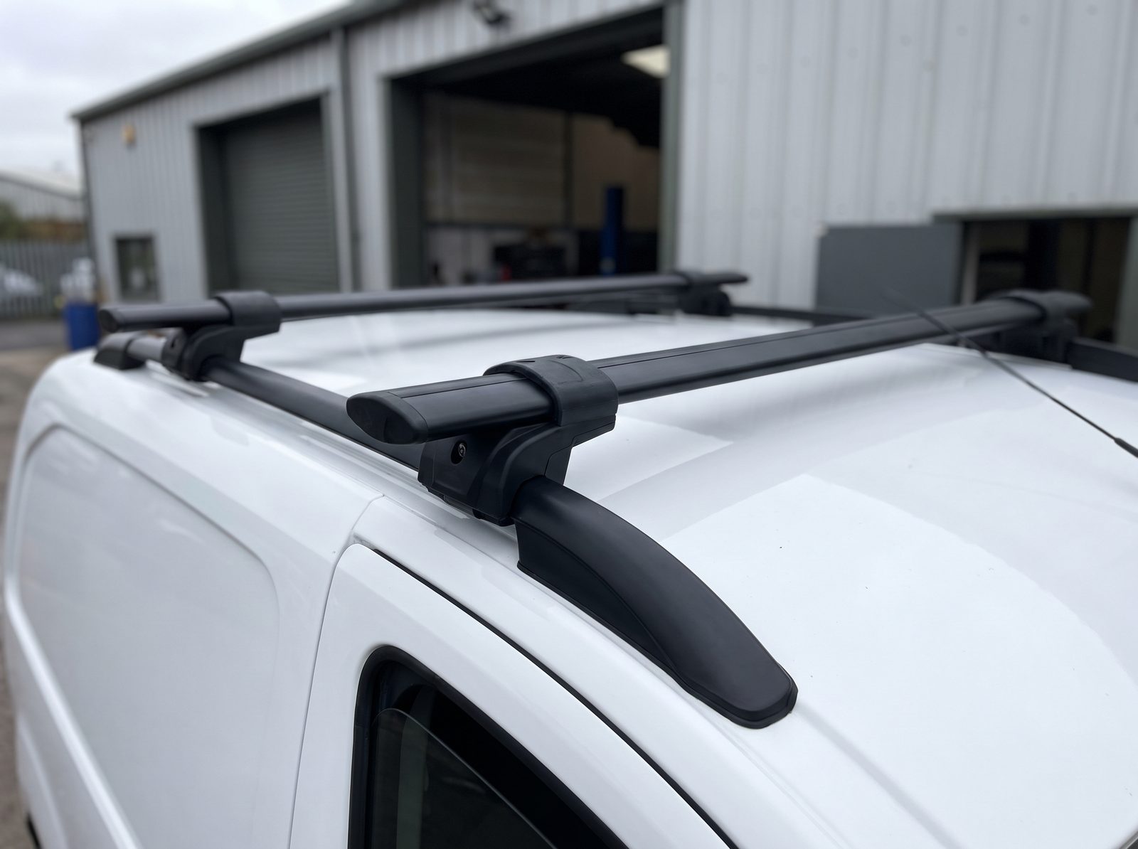 KammBar Black schwarze Dachträger auf einem Transporter