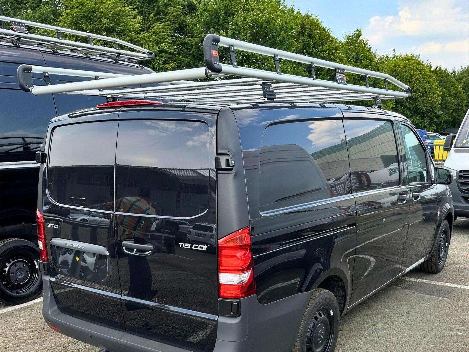 Mercedes Vito mit AluRack Dachträger und Leiterrolle
