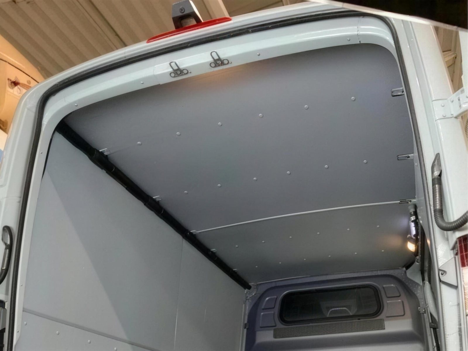 Dachhimmel-Verkleidung im Laderaum eines Transporters