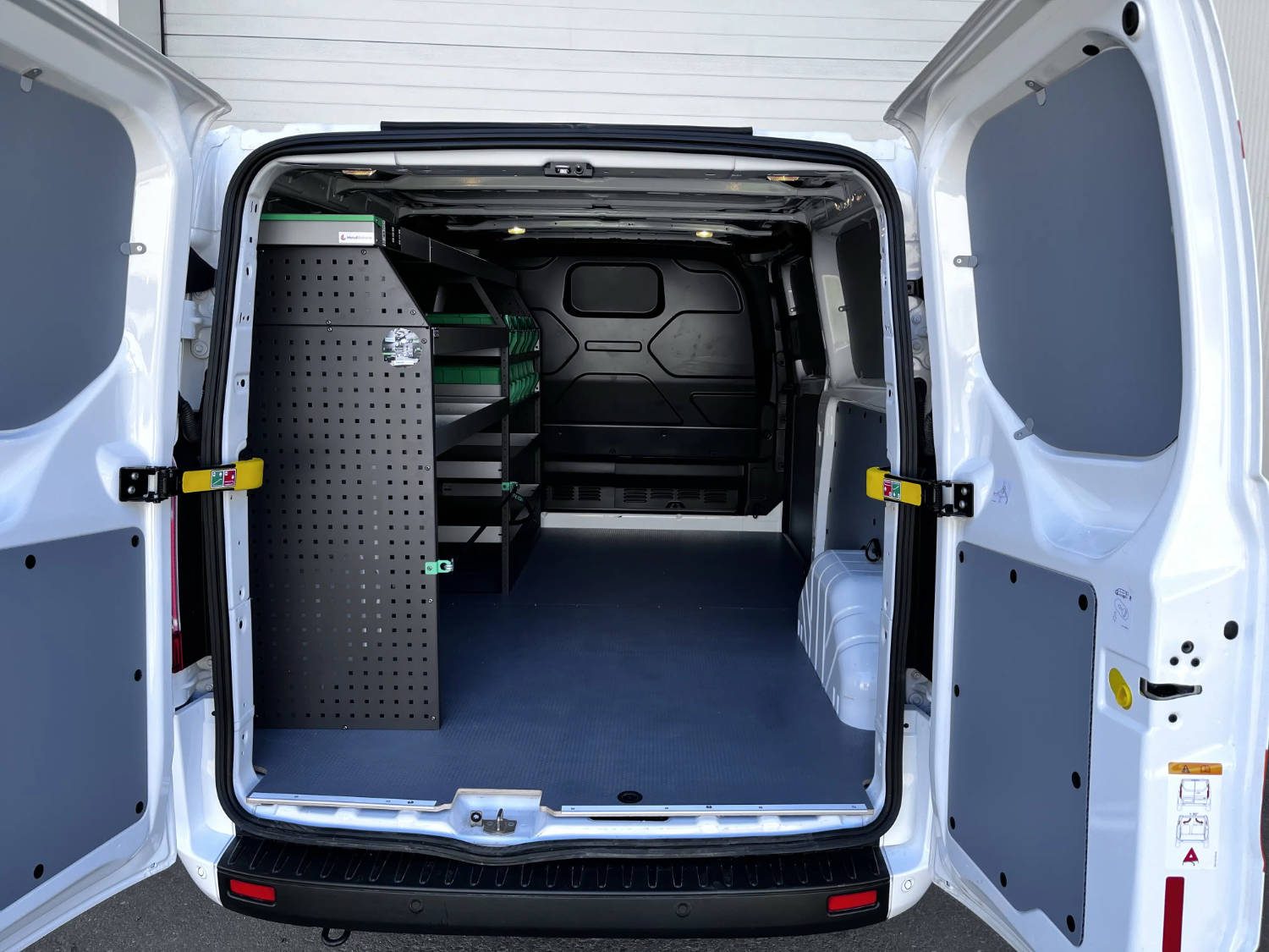 Seitenwandverkleidung und Ladeboden in einem Ford Transit