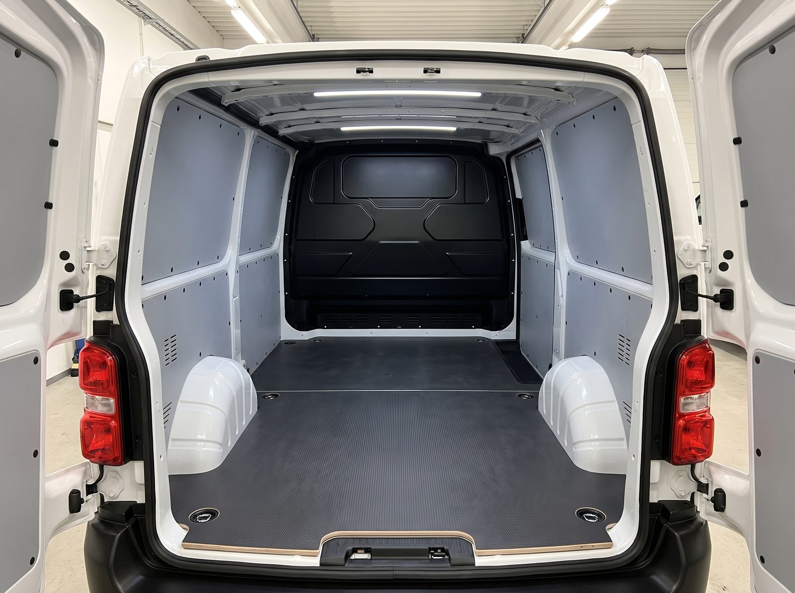 Neuer rutschhemmender Ladeboden und Seitenwandverkleidung in einem weißen Kastenwagen