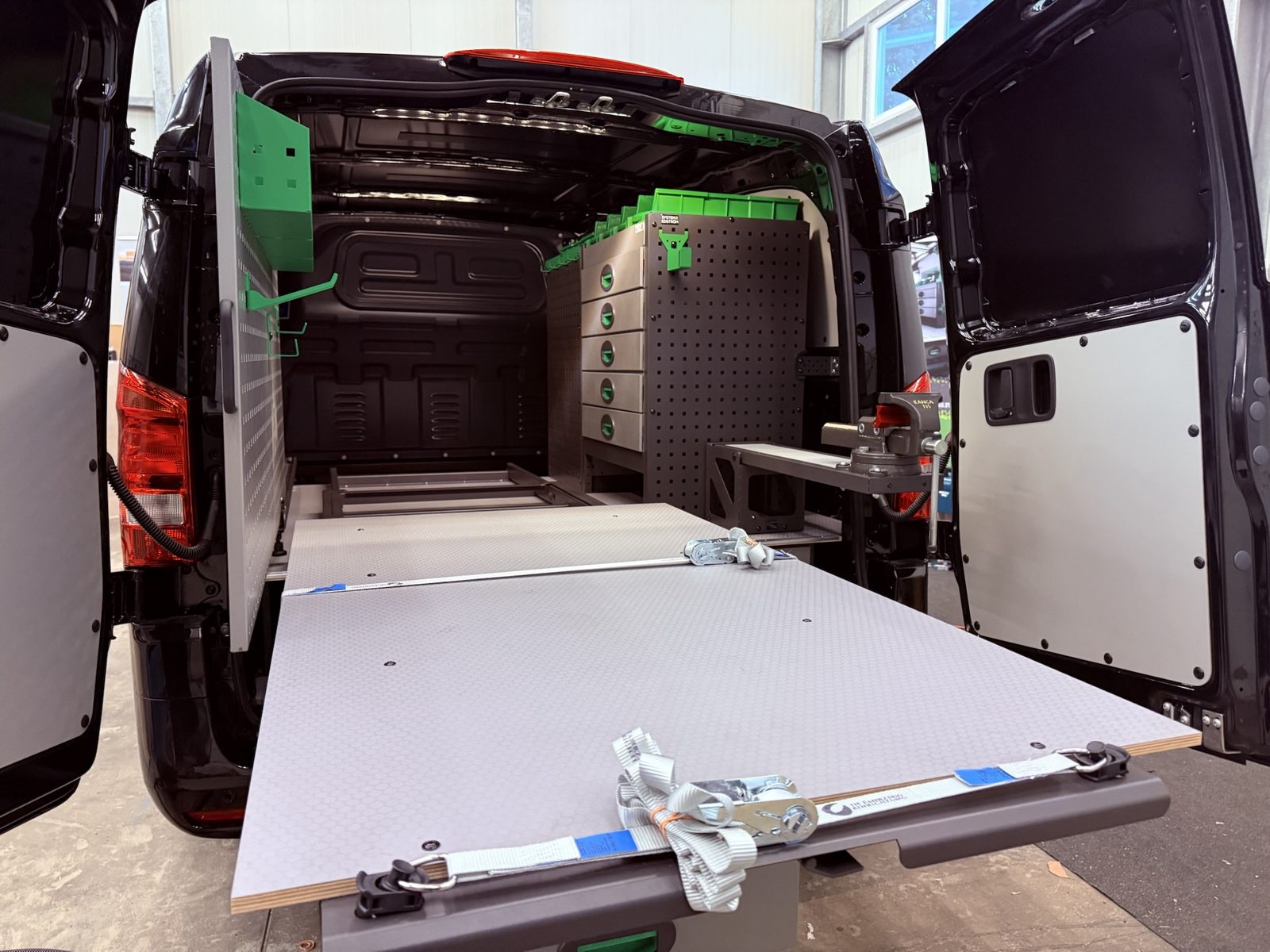 Ausziehbarer Ladeboden mit Schubladen unter der Ladefläche eines Transporters