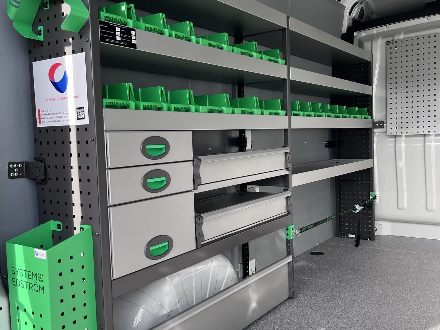 System Edström Regalsystem mit Schubladen und Kisten in einem Transporter