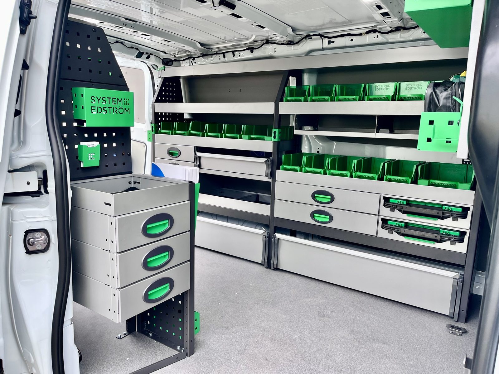 System Edström Regal mit Schubladen, Kisten und Werkzeugkoffern in einem Transporter