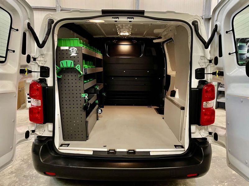 Toyota Proace mit Regalen und Kisten, Ansicht Heck