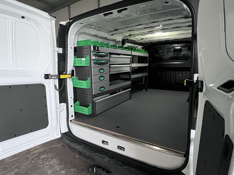Kompaktes Regalmodul im Kleintransporter