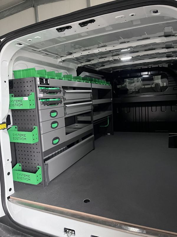 Kastenwagen mit System-Edström-Regalen und grünen Kisten