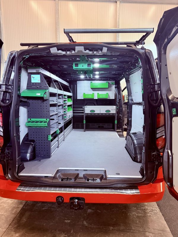 Transporter mit Regal und Ladeboden, Heckansicht