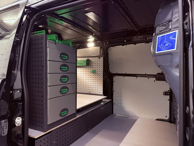 Dunkler Transporter mit Schubladenmodul und Ladeboden