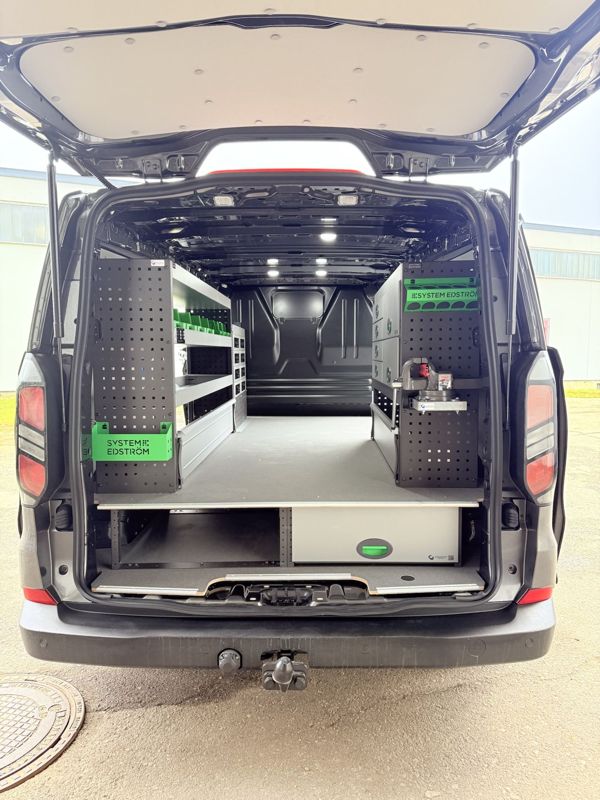 VW Caddy mit Unterbodenschublade und Regal