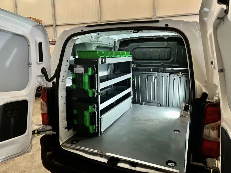 Kleintransporter mit Regal und grünen Modulen, Heckansicht