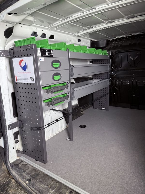 Schrankmodule mit Schubladen und grünen Griffen