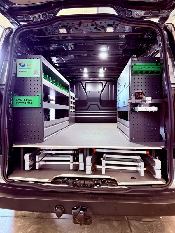 Dunkler Transporter mit Regalen und Ladeboden, Heckansicht